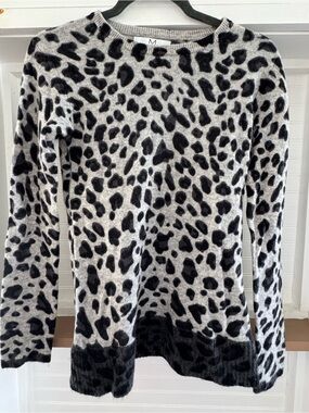 Magaschoni Black and Cream 100% Cashmere Leopard Print Crewneck Sweater